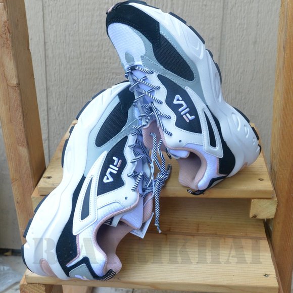 Size 11 Fila Women shoes - Picture 5 of 6